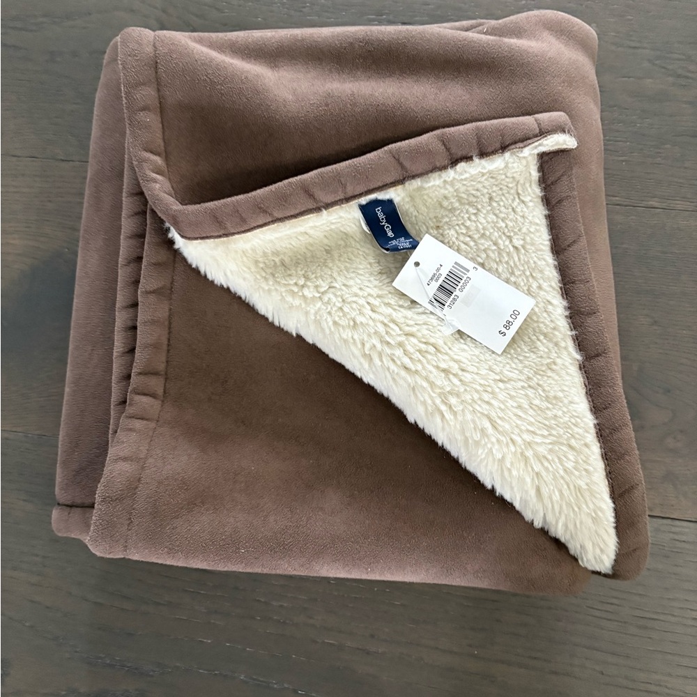 Baby gap large warm Sherpa baby blanket 36”x36” NWT